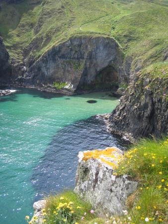 Halbinsel Carrick-a-Rede: Blick zur K&uuml;ste des Festlandes